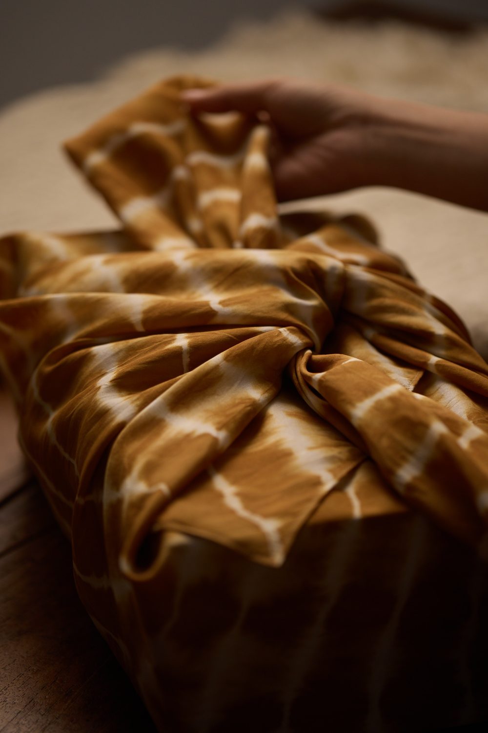 用 Shibori 真丝方巾包裹礼物