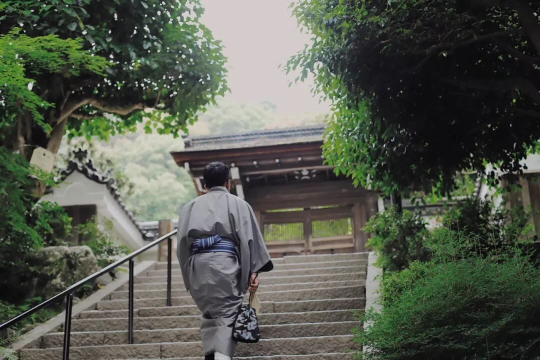和服背影走上石阶