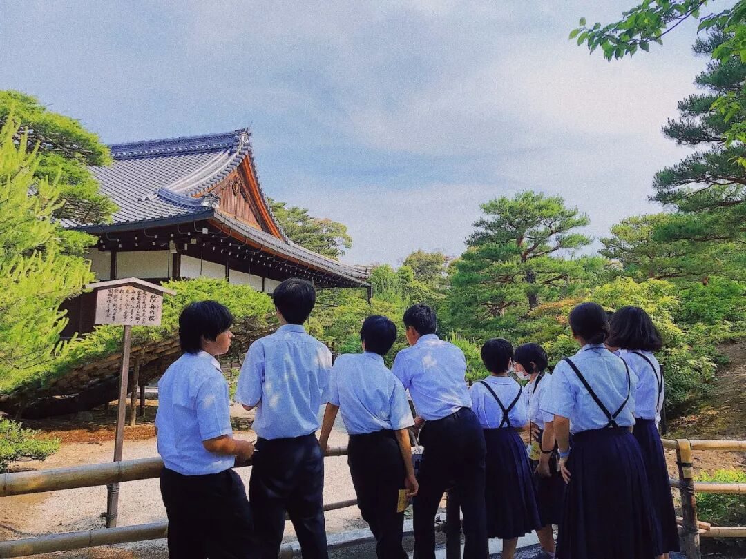 金阁寺前的学生