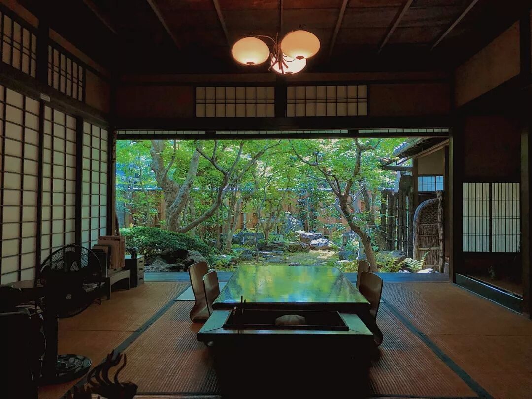 町屋客厅望向庭院