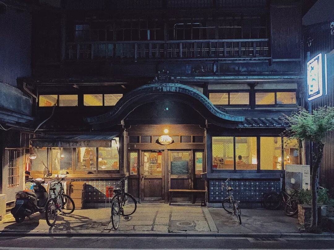 船冈温泉的夜晚外观