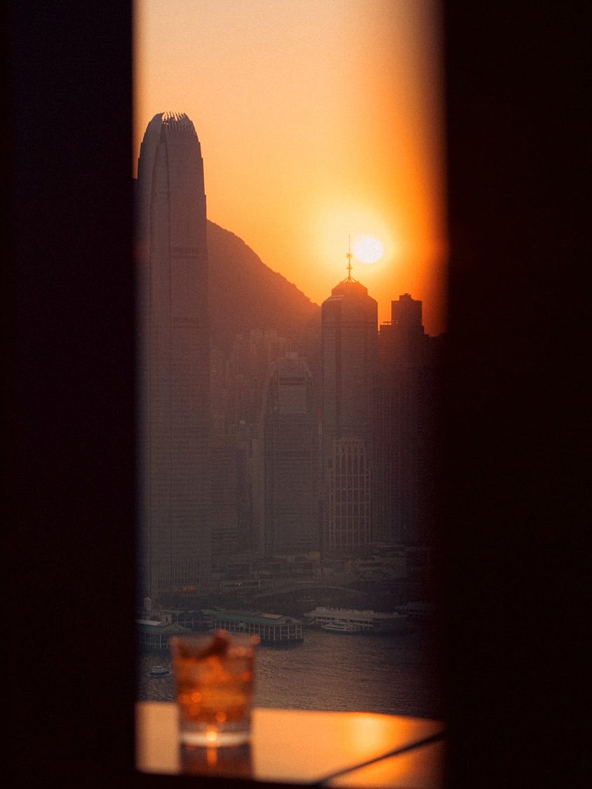 落地窗外的维港日落